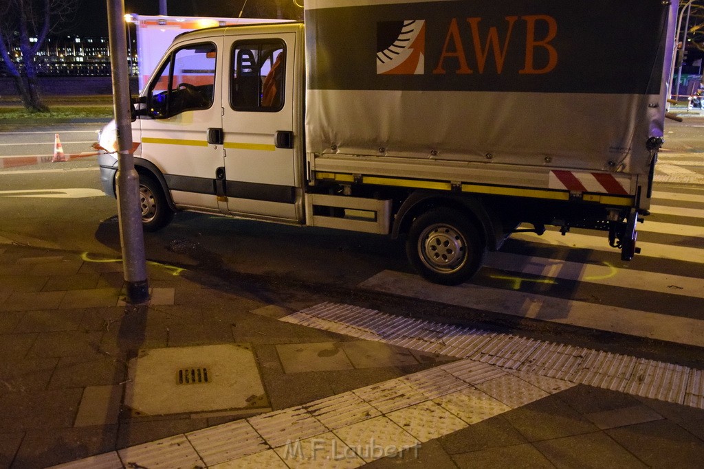 Baum auf PKWs Koeln Mitte Rheinuferstr Goldgasse P029.JPG - Miklos Laubert